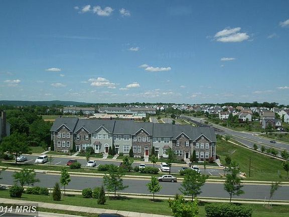 2nd image of 807 Bluefield Sq NE