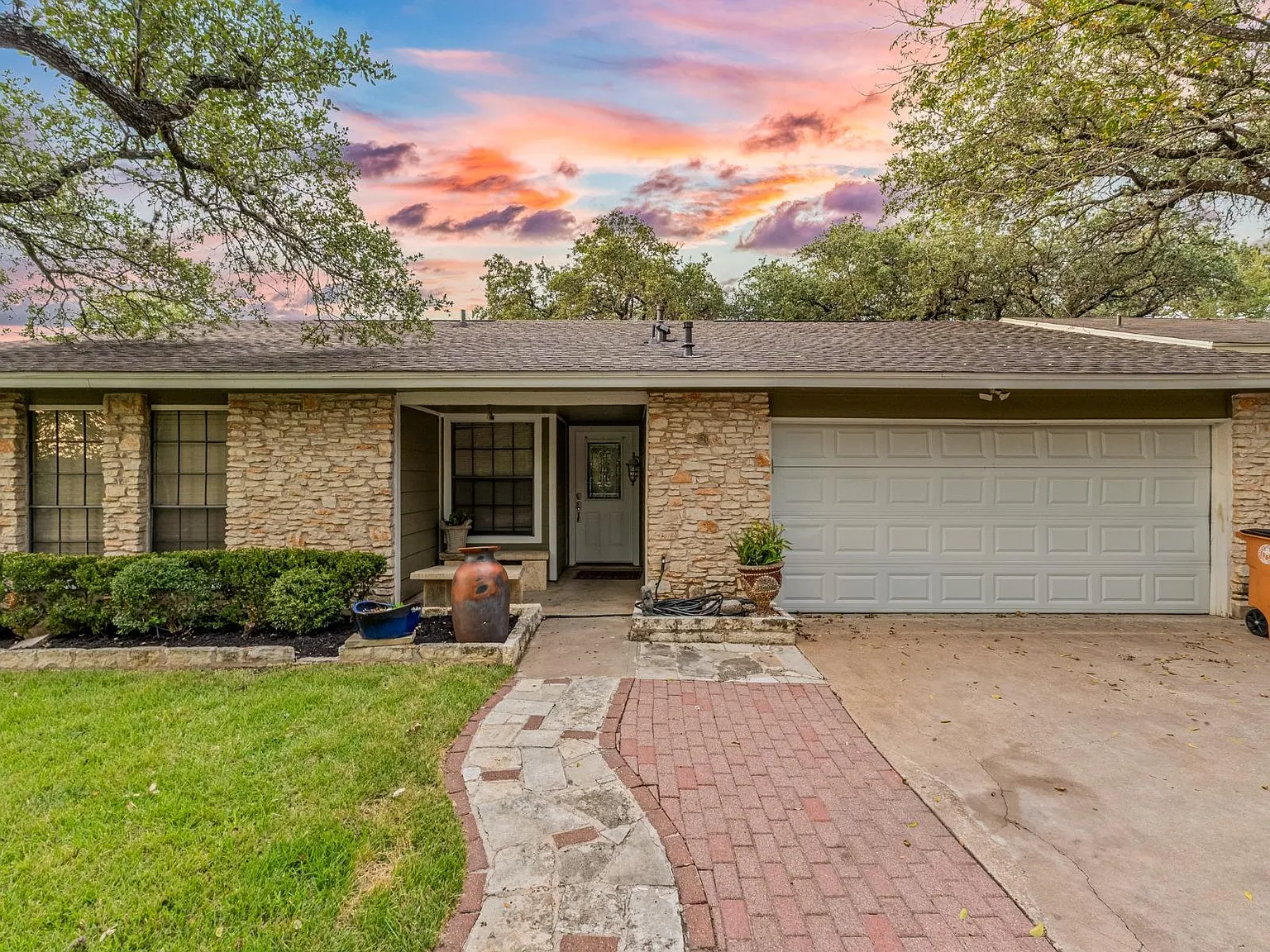 4 bed, 2.0 bath, 1483 sqft, $2,400 — Photo 1