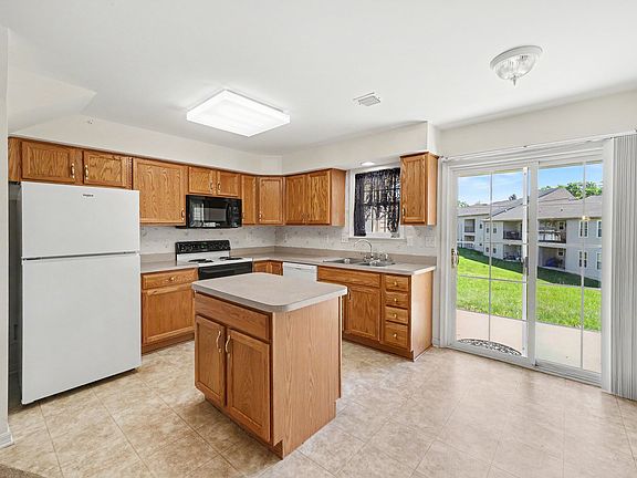 5th image of 136 Hiddenwood Dr #1