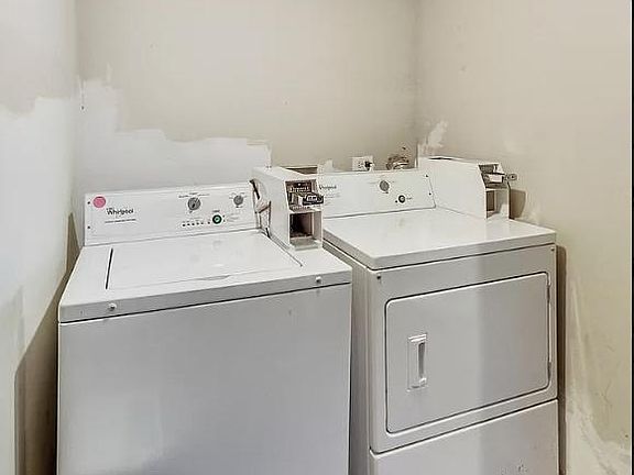 2nd image of 2947 N Avers Ave #B