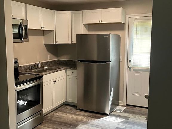 3rd image of 250 Hickorydale Dr