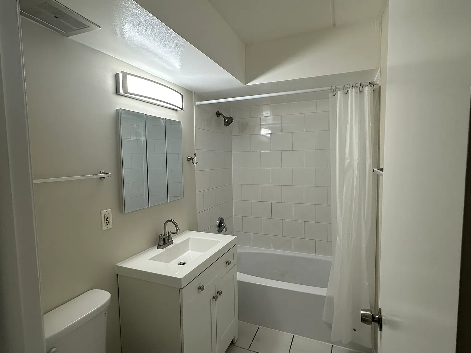221 E Plainfield Rd — Photo 4