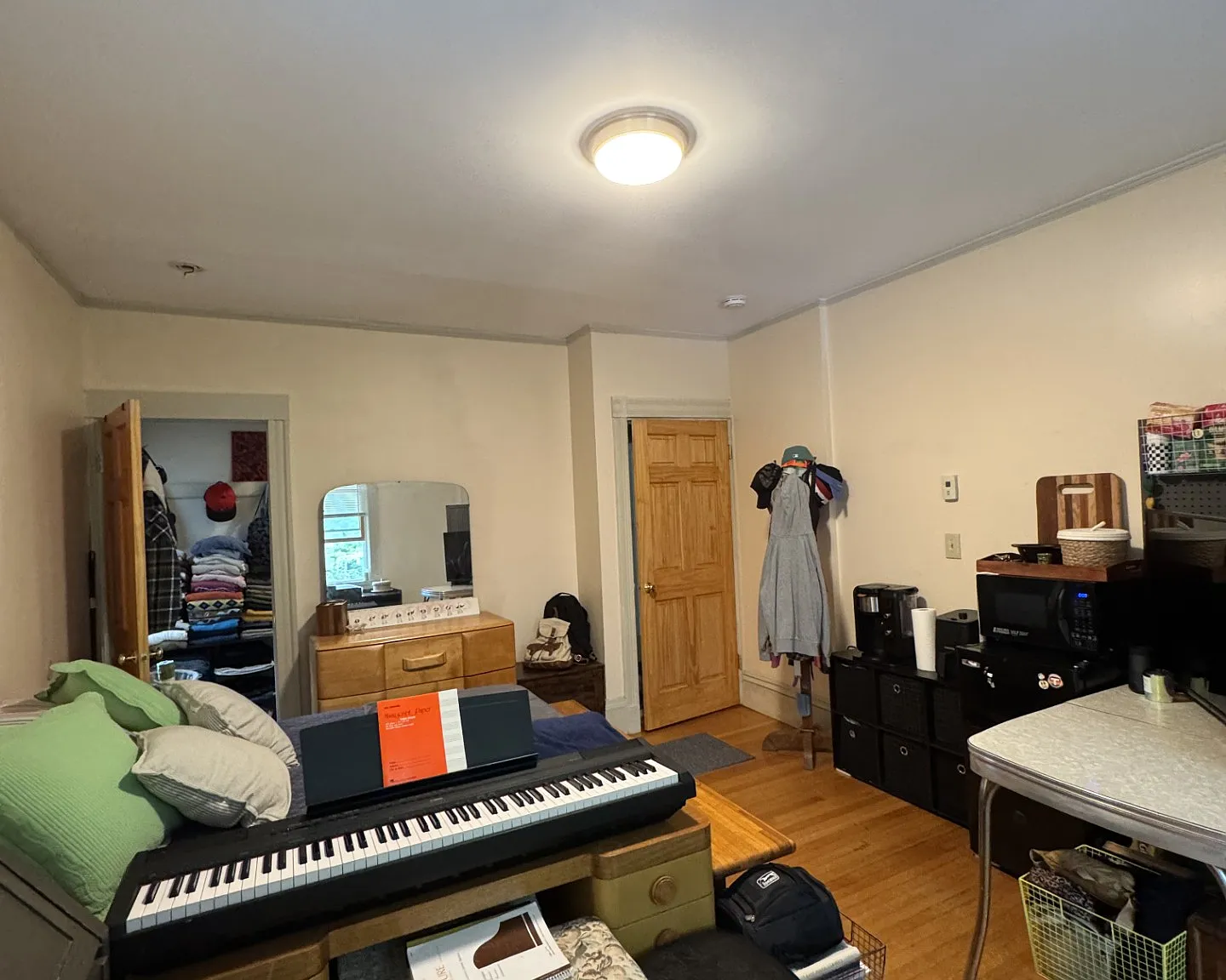 Studio, 300 sqft, $1,800 — Photo 3