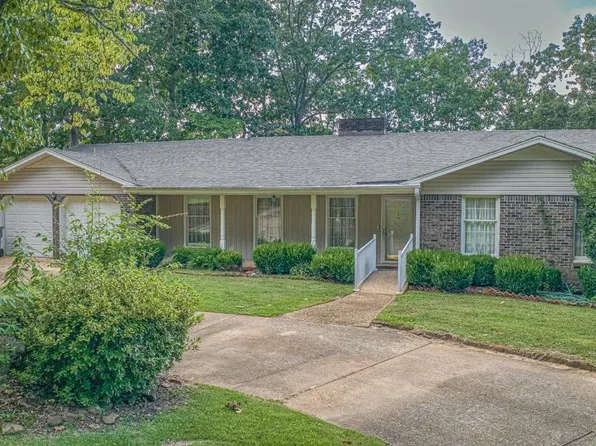 565 Eastlake Dr, Muscle Shoals, AL 35661