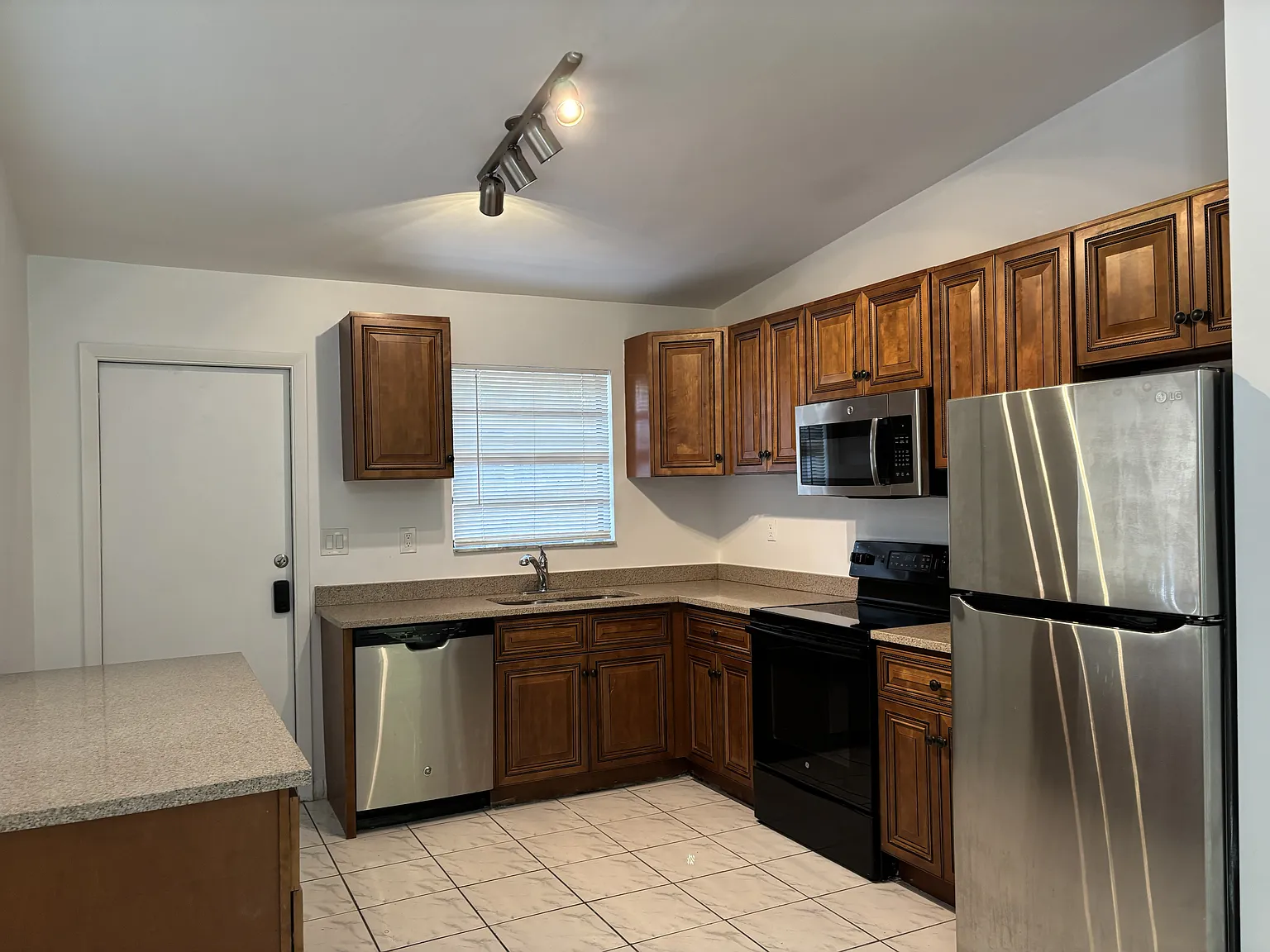 3 bed, 1200 sqft, $2,600 — Photo 2