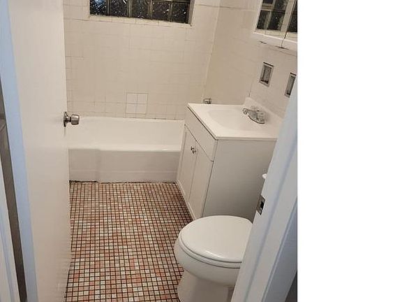 5th image of 7810 S Escanaba Ave #3A