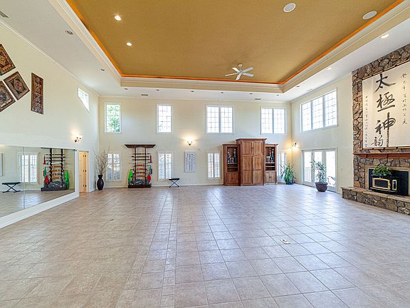 5th image of 585 Chilhoe Dr