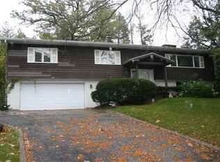 67 Forest Rd, Davenport, IA 52803