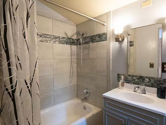 5th image of 590 E Forest Dr