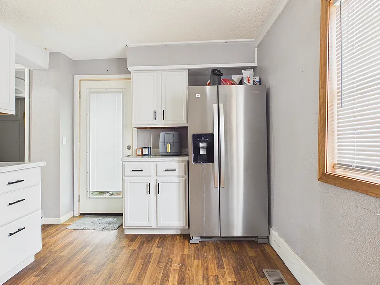 323 Jackson St — Photo 15