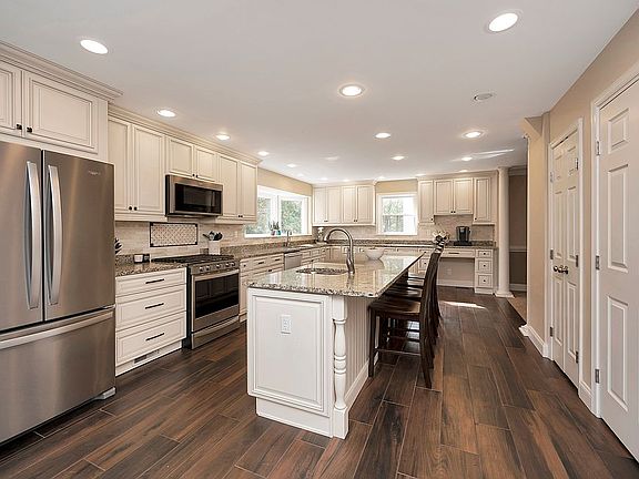 3rd image of 3 Pennsbury Ct