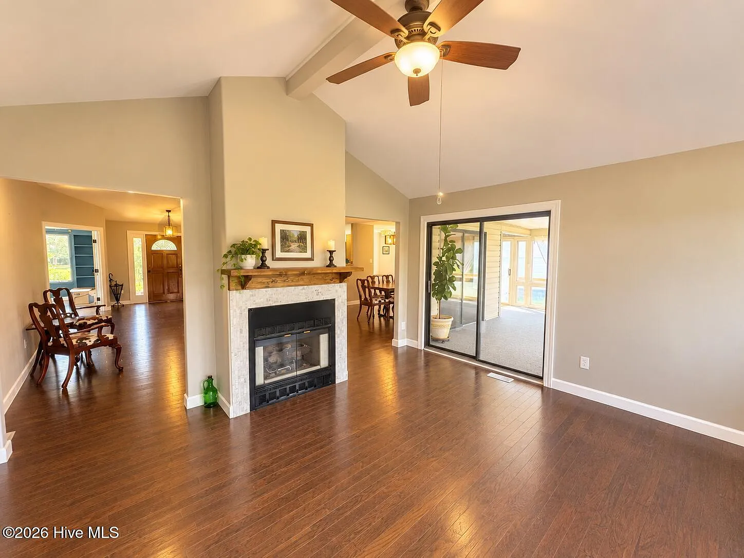 3 bed, 2.0 bath, 2296 sqft, $2,400 — Photo 3