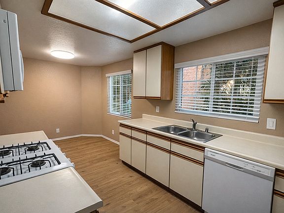 4th image of 9156 Burke St #8