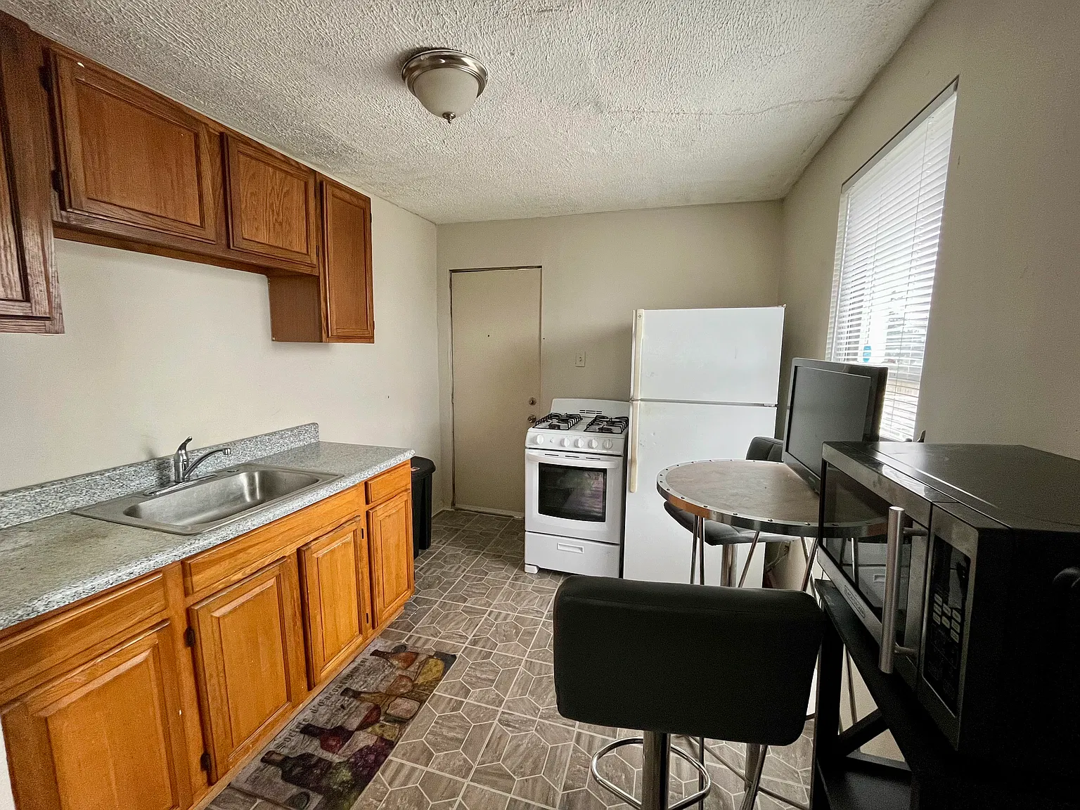 3 bed, $1,540 — Photo 2