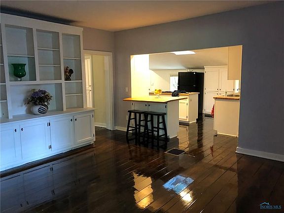 4th image of 320 W 2nd St