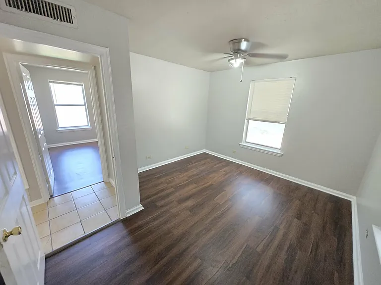 313 Calgary Ave #C — Photo 7