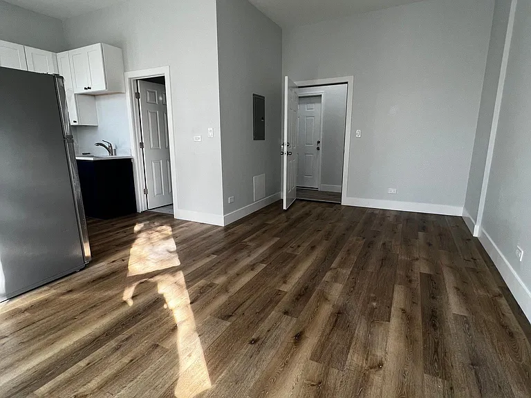 1915 S Avers Ave #2F — Photo 3