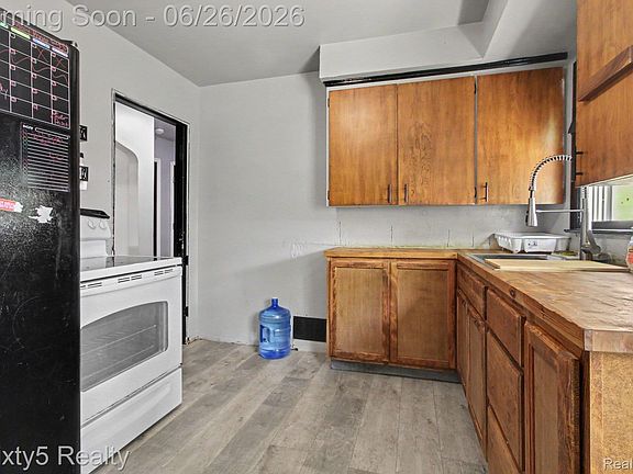 4th image of 26296 Oakland St