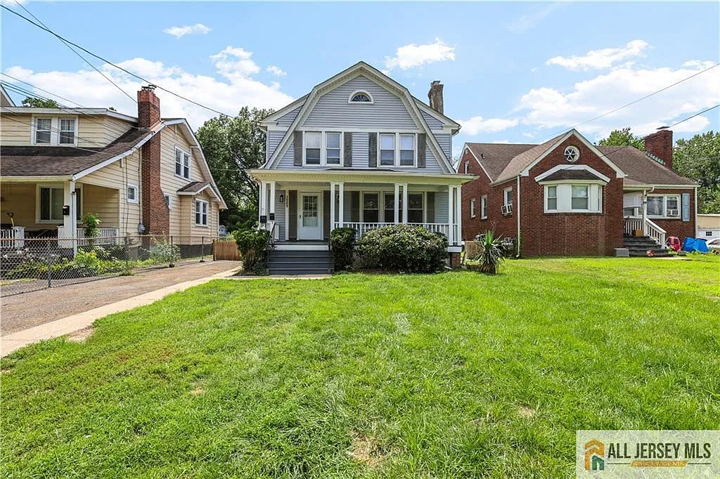 3 bed, 1.0 bath, 2608 sqft, $2,400 — Photo 1