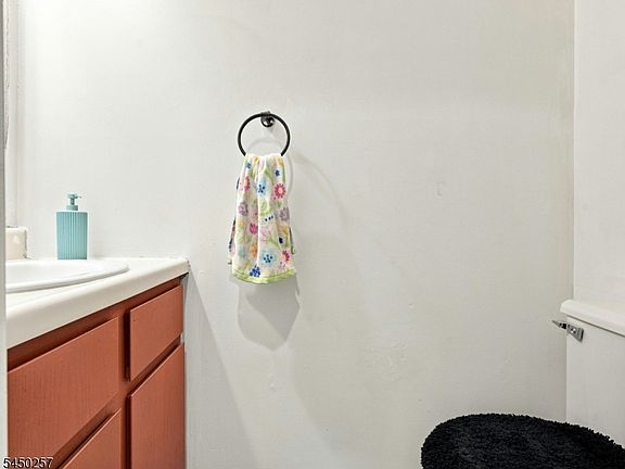 5th image of 36 Byrnes Ln E