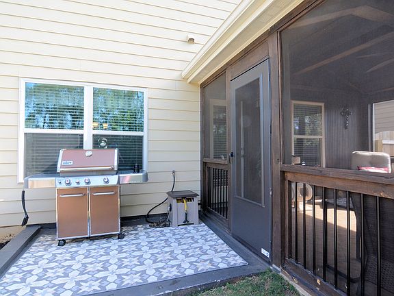 4th image of 304 Lakeside Ln