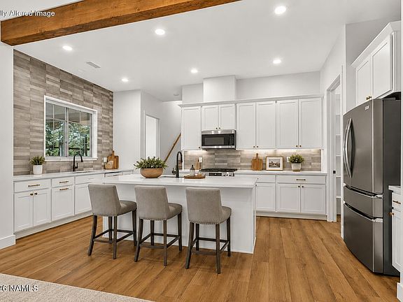 3rd image of 2421 W Brookhollow Dr