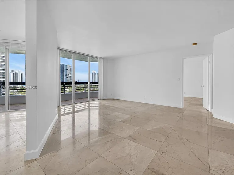 3600 Mystic Pointe Dr #1816 — Photo 8