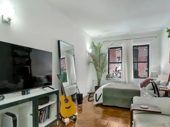 235 W 22nd St, New York, NY