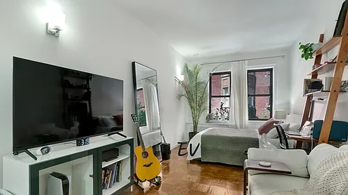 235 W 22nd St #2A Photo 1