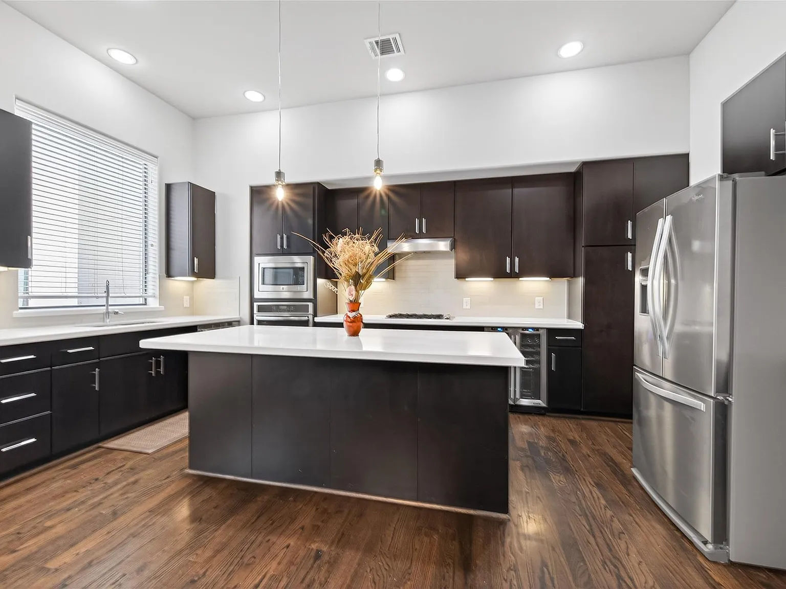 3 bed, 3.5 bath, 2618 sqft, $3,600 — Photo 2