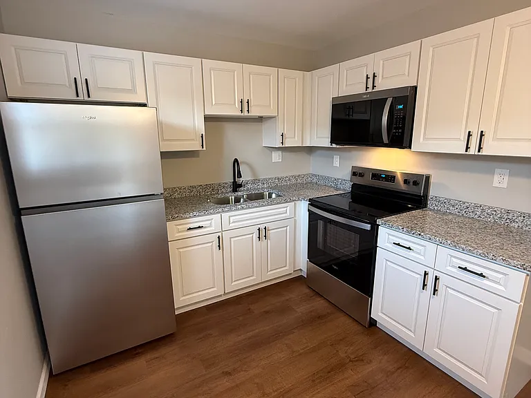 922 W Church St #8 — Photo 6