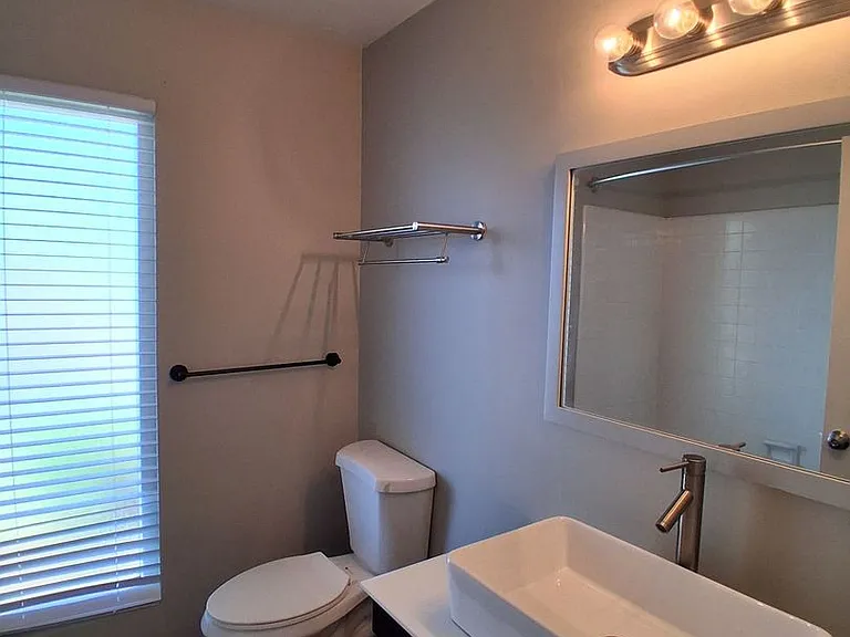 3319 E. Fairmont Ave. — Photo 12