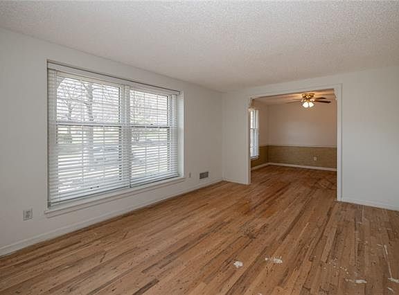 5th image of 9823 Larsen St
