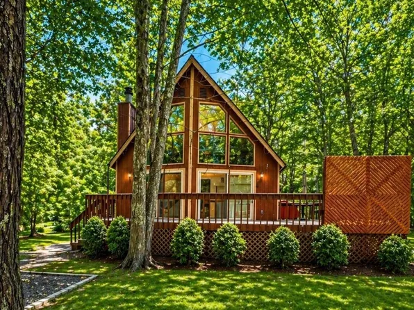 227 Lake Dr, Dingmans Ferry, PA 18328