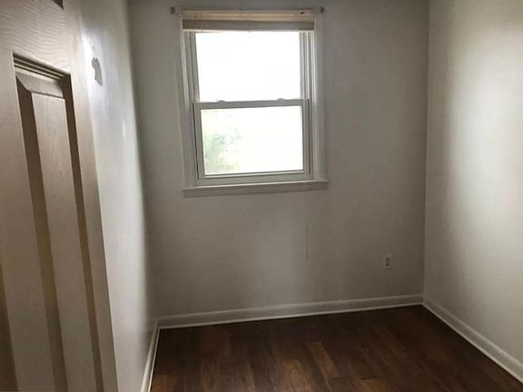 4th image of 300 Mary St