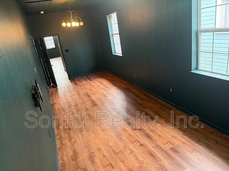 1461 N Robertson St — Photo 9