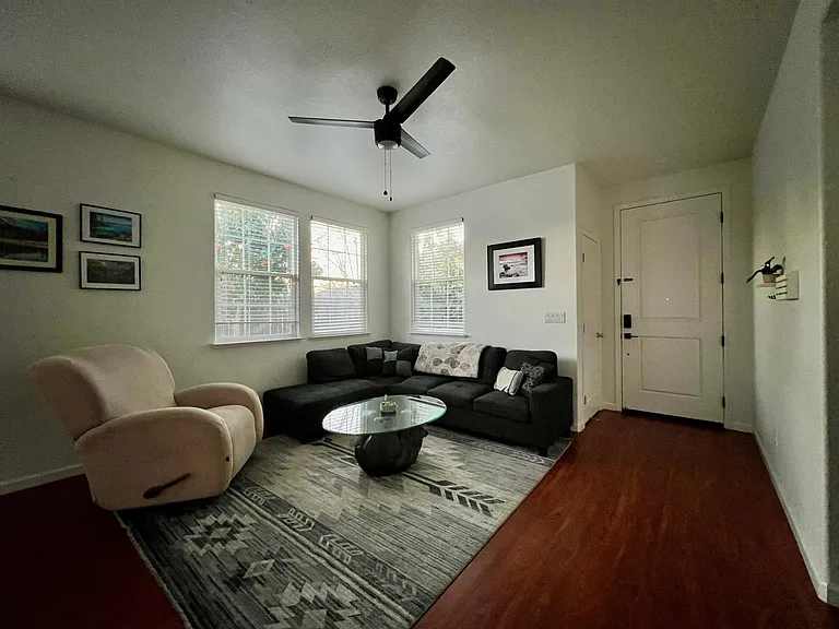 868 Holley Ct — Photo 3