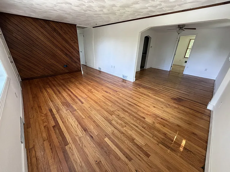 1016 Old Washington Rd — Photo 3