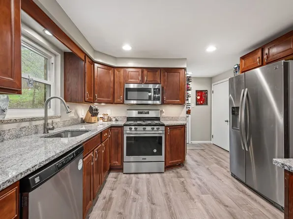 100 Circle Dr, White Oak, PA 15131