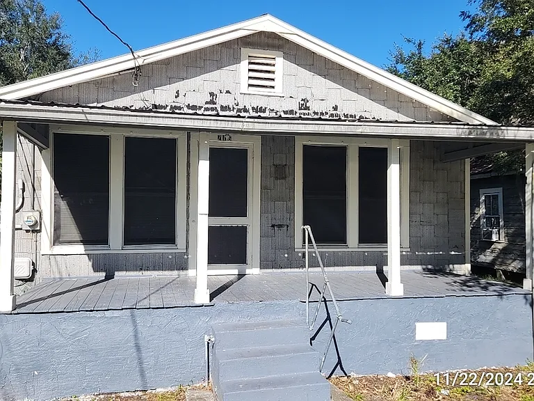 716 Bronson St — Photo 1