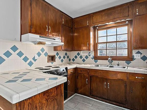5th image of 8462 Robinson St