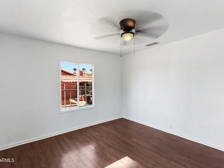 919 N Gilbert Ave — Photo 8