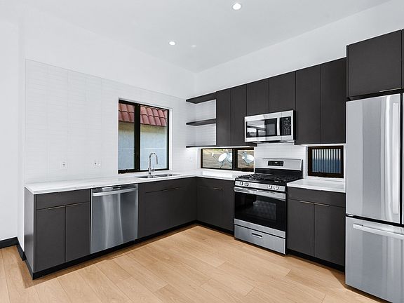 4th image of 922 W Clark Ave #201