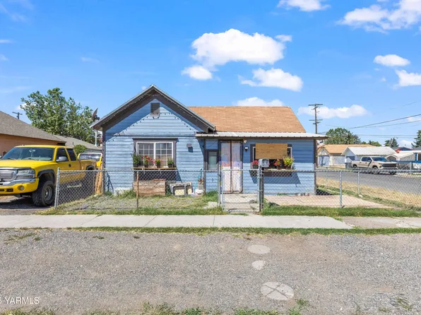 702 S Naches Ave, Wapato, WA 98951