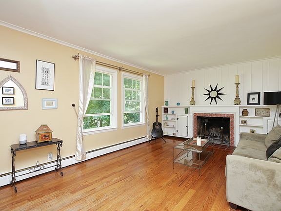 Living Room w/Fireplace - Built-ins