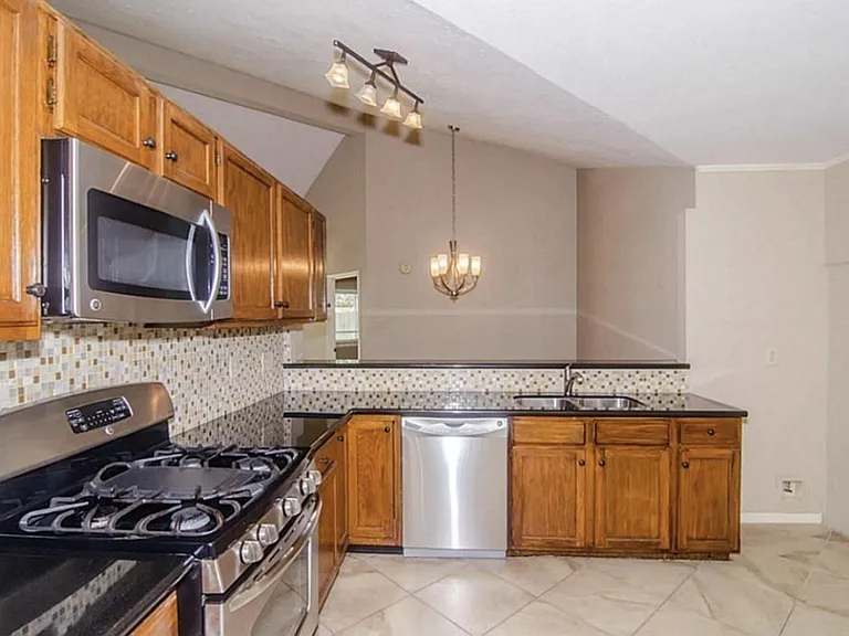 6910 Brockington Dr — Photo 6