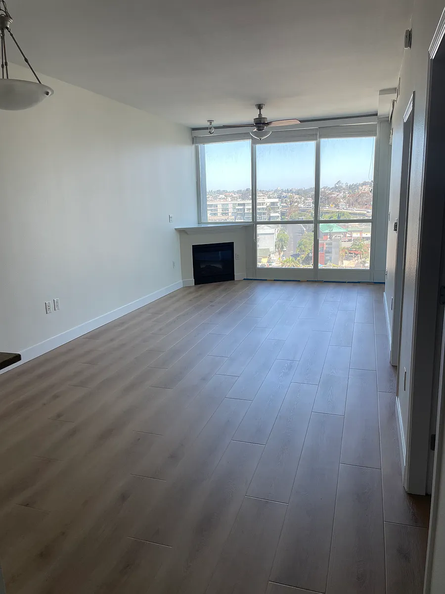 Building Photo - 300 W Beech St #1104