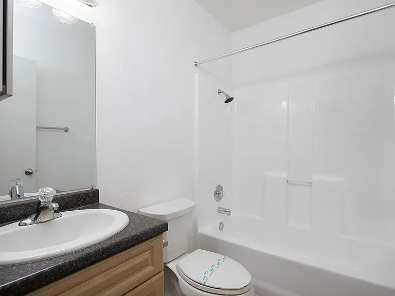 Royal Village Apartments — Photo 29