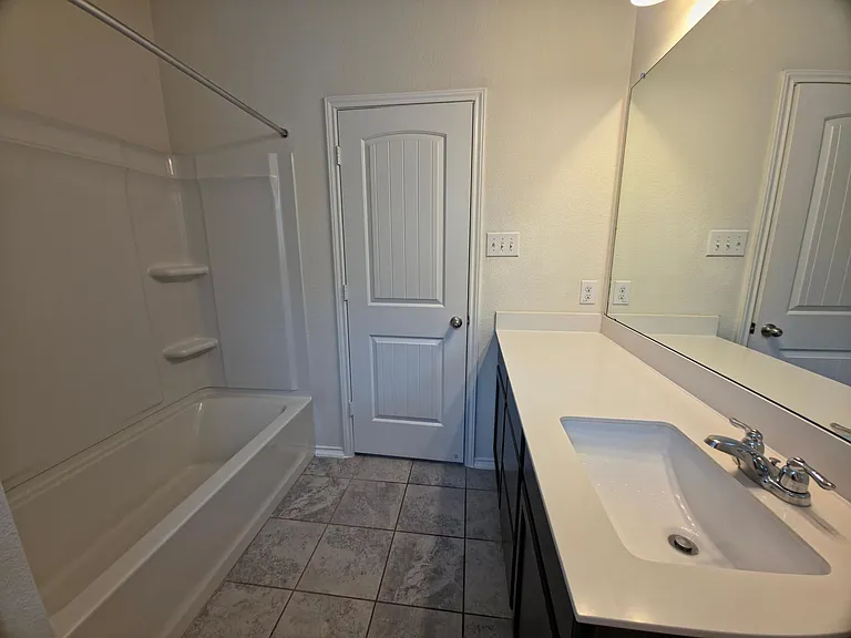 13717 Montpelier St — Photo 18