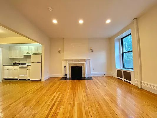 3rd image of 33 W 76th St #4AA